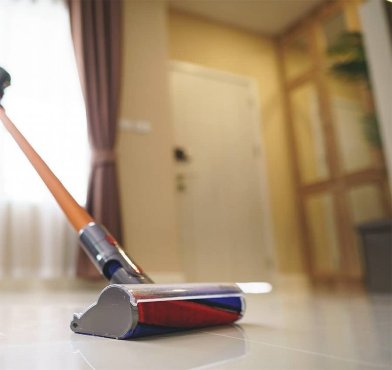 What is the best vacuum for engineered wood floors and how does it work?