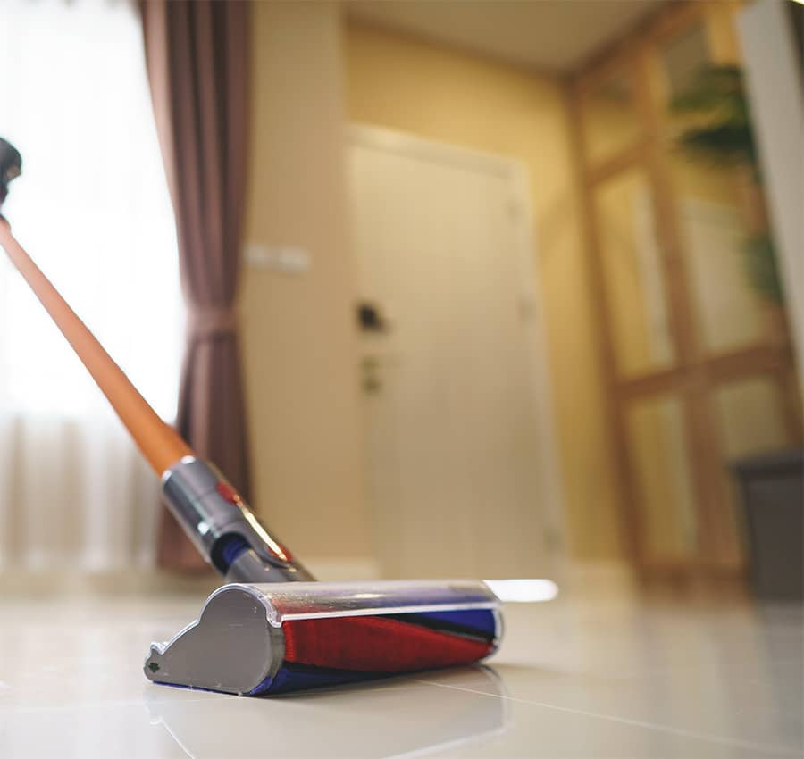 What is the best vacuum for engineered wood floors and how does it work?